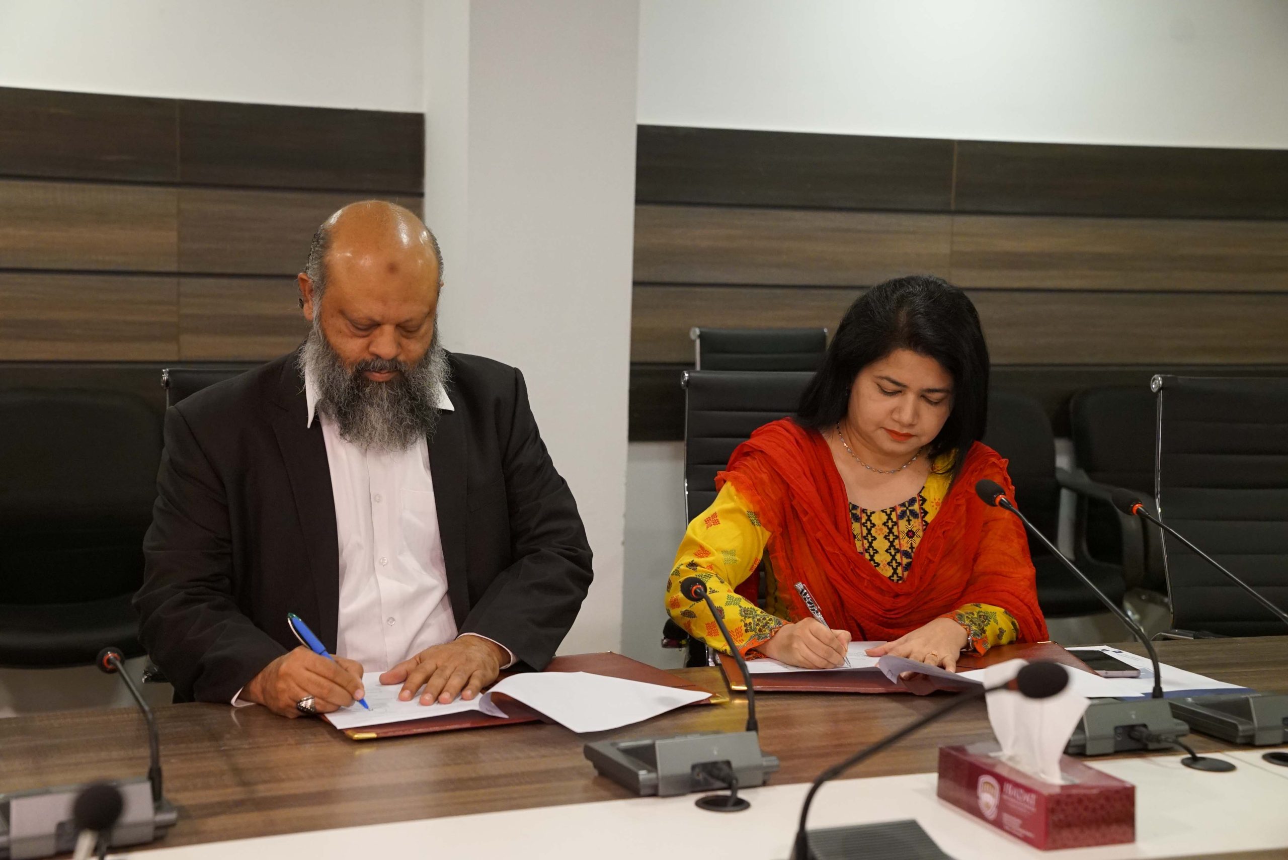 IIUI signs MOU with Lahore Medical Research Center & LMRC Laboratories